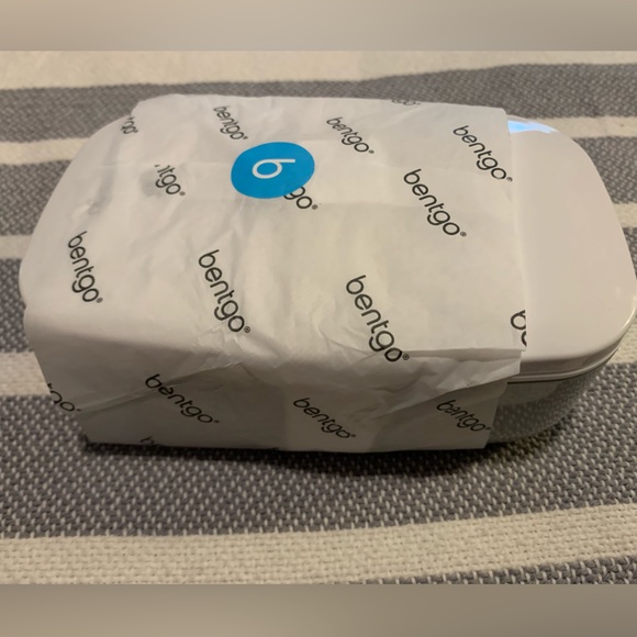 NWT Reusable stackable to-go container by Bentgo. - Picture 3 of 9